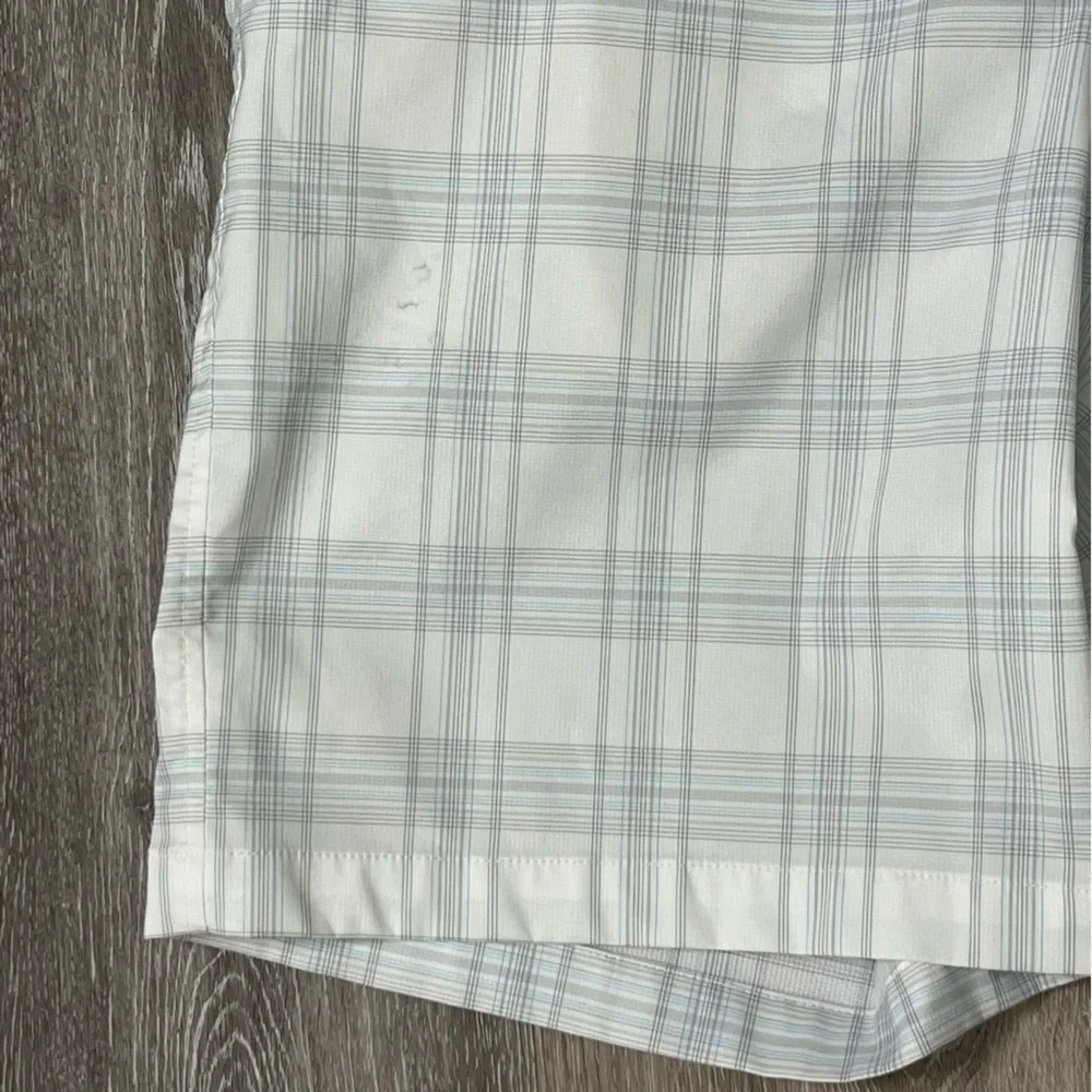 Bolle tech men’s plaid golf shorts, size 34.